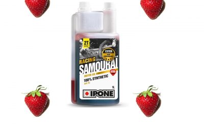 IPONE SAMOURAI RACING 2T to w pełni syntetyczny olej silnikowy przystosowany do wysilonych jednostek dwusuwowych motocykli wyczynowych. Dostępny również w wersji o zapachu truskawki!